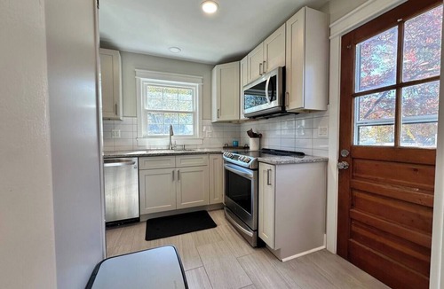 Leesburg House | Downtown Retreat with 2 Primary Suites