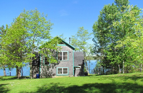 Brooksville Cabin | Driftwood Cottage; cozy oceanfront, 2 Kayaks, Wood Stove, Porch, Sunsets.