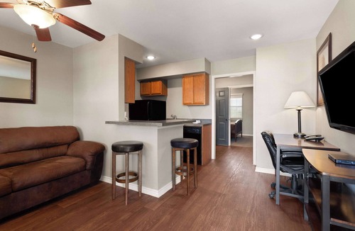 Cotulla Apartment | Eagle's Den Suites Cotulla a Travelodge by Wyndham