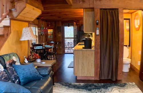 Shenandoah Cabin | Eagles Nest is ready for you to have a soaring adventure. Unique Tree House.