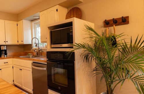 Fox Hollow House | Easy Eugene Stay w/Yard, Space & Private Primary