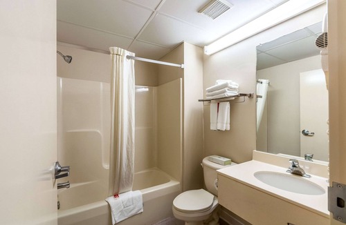 Middletown Hotel | Econo Lodge Inn & Suites Middletown - Winchester South