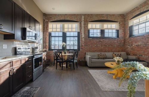 Italian Village Apartment | EJ Thomas Apt. - Short North w/Free Parking