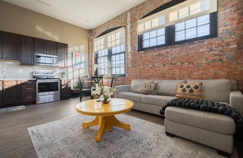 Italian Village Apartment | EJ Thomas Apt. - Short North w/Free Parking