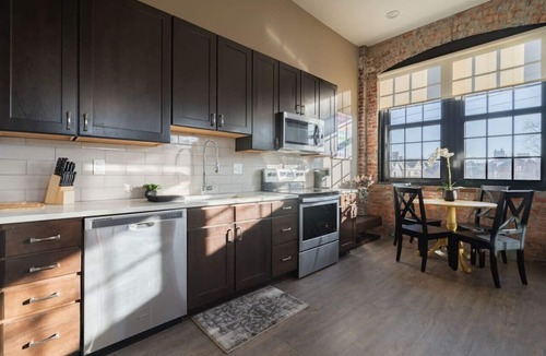 Italian Village Apartment | EJ Thomas Apt. - Short North w/Free Parking