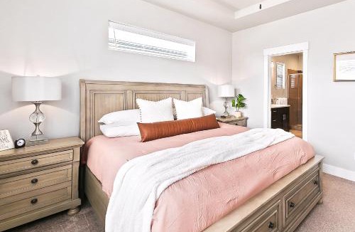 Meridian House | Elegant & Private 3BD 2BA Retreat near The Village at Meridian