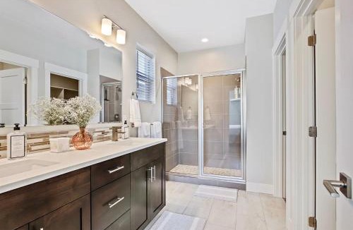 Meridian House | Elegant & Private 3BD 2BA Retreat near The Village at Meridian
