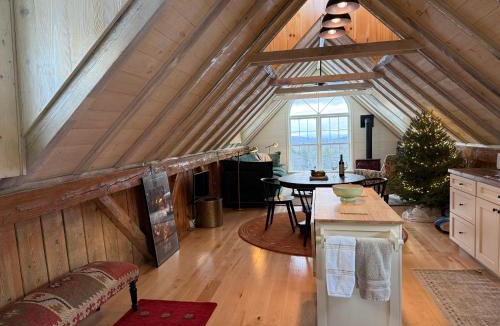 East Dover Apartment | Elegant Private Barn Apartment in E Dover with 50 mile view