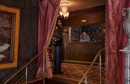 Mount Vernon House | Elegant Room Ideal for Art Enthusiasts w/Vintage Decor in Mt. Vernon, Pets Free