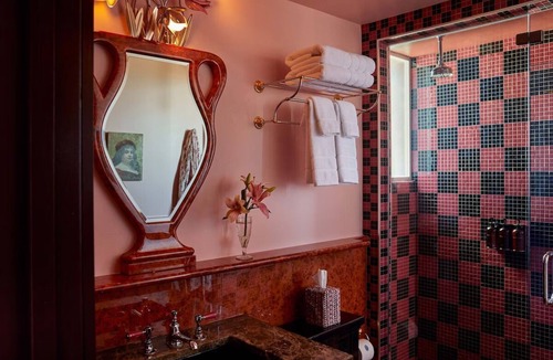 Mount Vernon House | Elegant Room Ideal for Art Enthusiasts w/Vintage Decor in Mt. Vernon, Pets Free