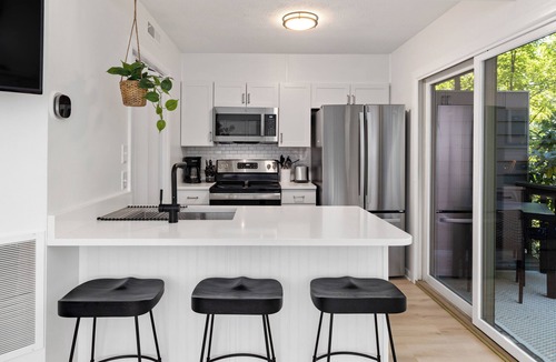 Wintergreen Condo | Enjoy breweries, wineries, hikes & music · Short walk to the resort and dining!