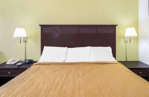 Lookout Valley Neighborhood Association Hotel | Enjoy Pool Access and Easy Trips to Ruby Falls from This King Room