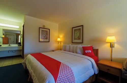 Eureka Springs Hotel | Enjoy Soothing Jetted Tub in Spacious Room Near Eureka Springs Sights