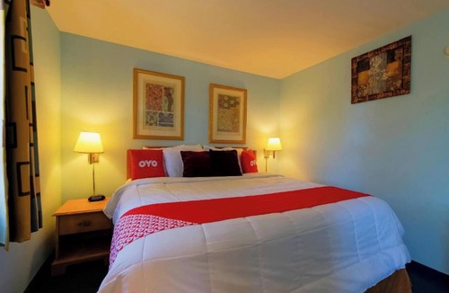 Eureka Springs Hotel | Enjoy Soothing Jetted Tub in Spacious Room Near Eureka Springs Sights