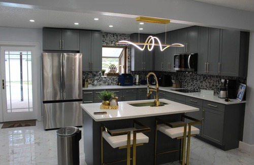 Westside House | Enjoyable 3-bedroom house with pool and AC in charming Jacksonville, Florida.