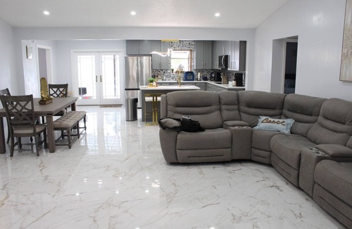Westside House | Enjoyable 3-bedroom house with pool and AC in charming Jacksonville, Florida.