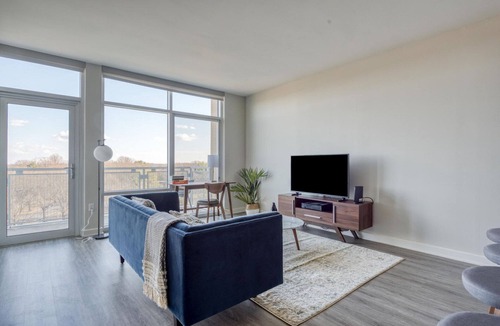 McLean Apartment | Exceptional Fairfax 1BR w/Gym & BBQ Grills, nr Theater, by Blueground