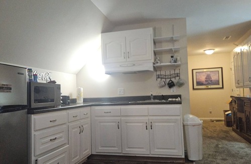 Cleveland House | EXCLUSIVE LARGE 2 BEDROOM SUITE W/THEATER ROOM + KITCHEN