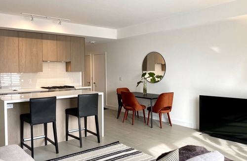 Etobicoke Condo | Executive 2 bed 2 bath condo - Kingsway Crescent