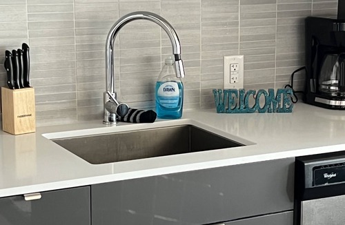 Downtown Winnipeg Apartment | Executive 2 bed Condo King bed great LOCATION downtown with laundry