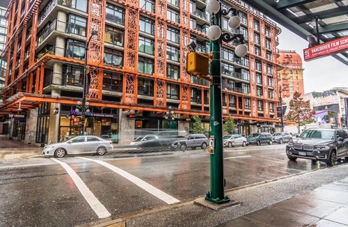 Gastown Apartment | Executive 2-bed Suite Downtown near Canada Place & Rogers Arena - Free Parking