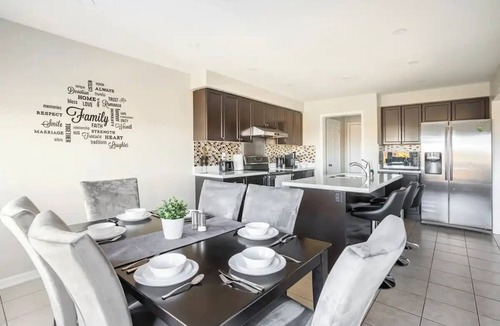 Mount Pleasant House | Executive 4BD/3BA home with Free Parking|Wi-fi|Office|Views|Park Access