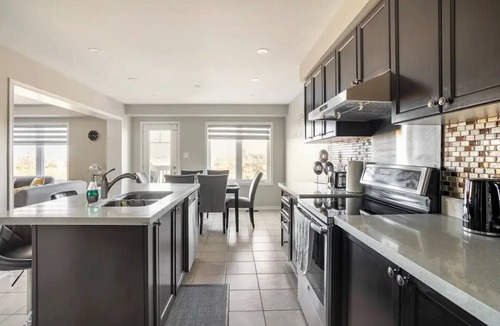 Mount Pleasant House | Executive 4BD/3BA home with Free Parking|Wi-fi|Office|Views|Park Access