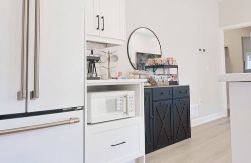 Mount Forest Apartment | Executive Luxury Condo | Corporate Stay | Sleeps 4