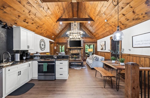 Cashes Valley Cabin | Experience Rustic Retreat Private Hot-Tub Fire-Pit Games Close to Town
