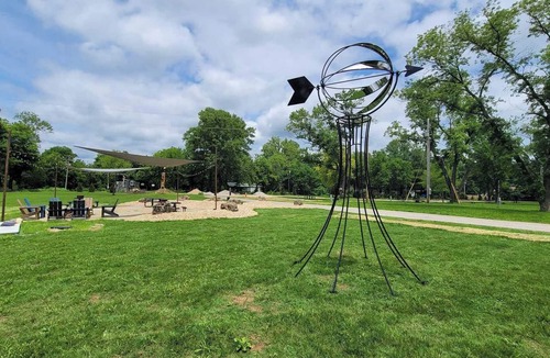 Branson Cabin | Experience the timeless charm of the Paradise Pinecrest Cabin, a delightful twist on the classic cabin style. Step inside and be greeted by the warm and rustic log cabin ambiance that will transport you to the heart of Branson, MO.