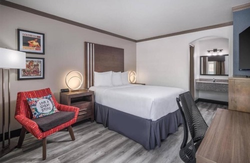 Greater South River City Hotel | Explore Austin’s Attractions Easily w/a Quiet Travis Heights Room Stay