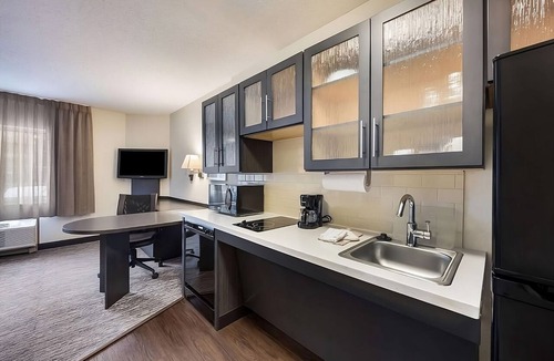 Burlington Hotel | Explore North Shore from Boston! Kitchen, Pets Allowed, Near Burlington Mall!