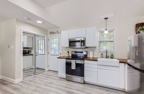 Georgetown House | Fabulous Chic Studio on Main St. Walk to Downtown!