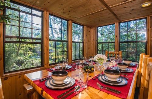 Points House | Family Cabin on 6 Acres w/Lake Access & Hot Tub!