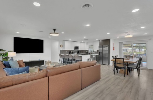 Pompano Beach House | Family Friendly 3BR Waterfront House- Private Dock, Screened Pool & Boat Parking
