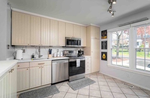 Calverton House | Family-Friendly Townhouse w/3 Suites & Parking