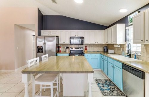 Vero Lake Estates Cottage | Family Getaway w/Backyard Oasis in Vero Beach!