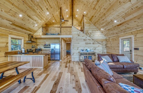 Jasper Cabin | Family Retreat in this Gorgeous Log Cabin overlooking the Arkansas Grand Canyon!