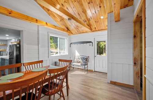 Alexandria House | Fantastic 3-bedroom house, lake views, streams, hiking, skiing and snowmobiling!