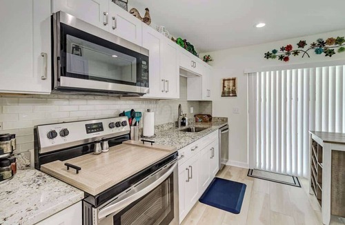 Lakeland House | Farmhouse Inspired Cottage w/Fully Fenced-in Yard