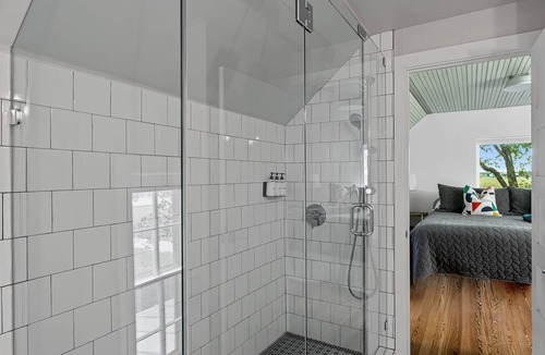 Fredericksburg House | Farmhouse Stay 290 Wine Trail | Hot Tub | Fire Pit