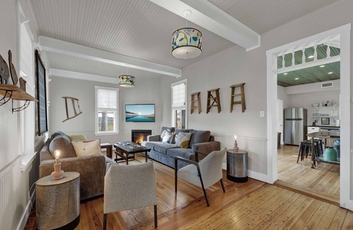 Fredericksburg House | Farmhouse Stay 290 Wine Trail | Hot Tub | Fire Pit