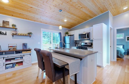 Carson Cottage | Fire Pit & Mtn Views! Cabin, Steps to Wind River