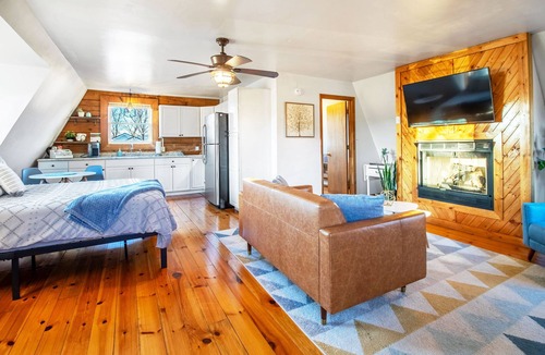 Stanley House | Firepit, Grill & Dual Apartments, Perfect for Couples