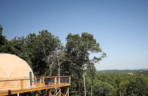 Eureka Springs Apartment | Fox Wood Luxury Dome with large deck, Indoor Jacuzzi, built-in hammock and mountain views - only 15 minutes from downtown Eureka Springs and 7 minutes from Beaver Lake.