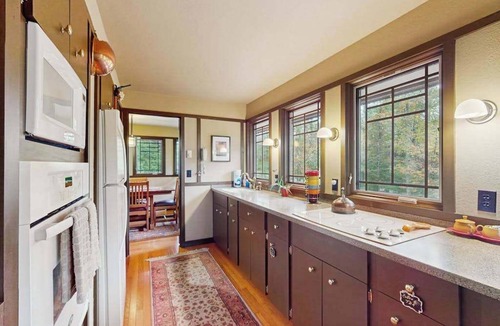 Bittinger House | Frank Lloyd Wright-Inspired Prairie Home | Official Fallingwater Lodging Partner