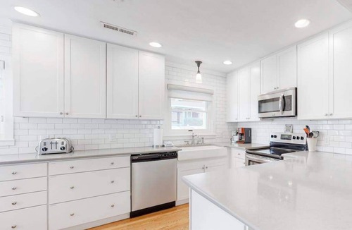 Lake Junaluska House | Friendly, spacious home with AC, washer/dryer, wood fireplace, & mountain view