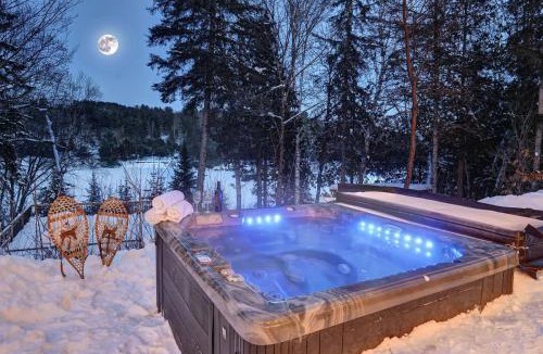 Labelle Ski Chalet | Front RIVER private BEACH 2 HOT TUBS 15 p SAUNA