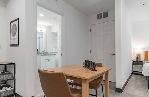 Cultural District Apartment | Frontdesk | Studio Apt close to Pittsburgh Zoo