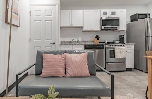 Cultural District Apartment | Frontdesk | Studio Apt close to Pittsburgh Zoo